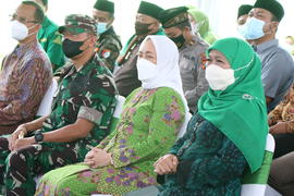 BUPATI BOJONEGORO ANNA MU'AWANAH DAN GUBERNUR JAWA TIMUR KHOFIFAH INDAR PPARAWANSA PADA PERESMIAN...