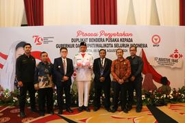 PROSESI PENYERAHAN DUPLIKAT BENDERA PUSAKA KEPADA PJ BUPATI BOJONEGORO DIDAMPINGI OLEH KEPALA BAK...