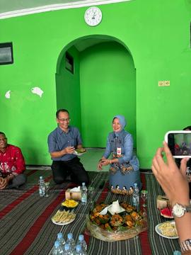 Acara Potong tumpeng yang diserahkan ke Bapak Kadin Perpustakaan dan Kearsipan