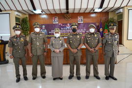 FOTO BERSAMA IBU BUPATI DAN JAJARAN PIMPINAN SATPOL PP