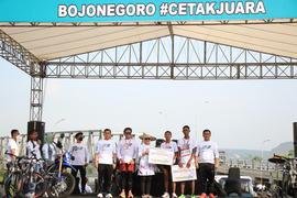 SESI FOTO BERSAMA LOMBA LARI 10K JEMBATAN TERUSAN BOJONEGORO-TUBAN