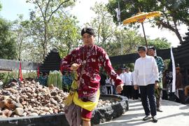 PROSESI MENGITARI API ABADI DALAM ACARA RUWATAN MURWAKALA 2024
