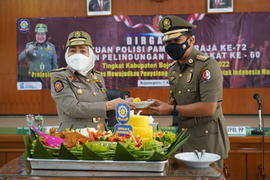 PEMOTONGAN TUMPENG SIMBOLIS PERAYAAN HUT SATPOL PP