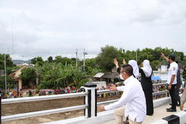 MENYAPA WARGA PADA ACARA PERESMIAN JEMBATAN TERUSAN BOJONEGORO-TUBAN