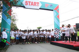 PEMBERANGKATAN PESERTA LOMBA LARI 10K JEMBATAN TERUSAN BOJONEGORO-TUBAN OLEH BUPATI ANNA MU'AWANNAH